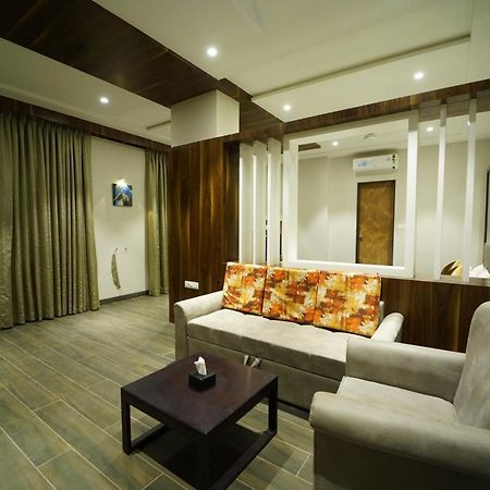 Hotel The Royal Inn Baramati Esterno foto