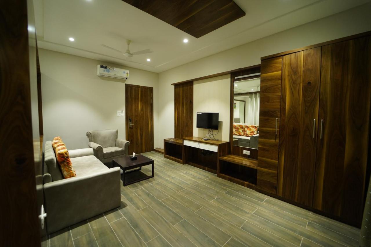 Hotel The Royal Inn Baramati Esterno foto