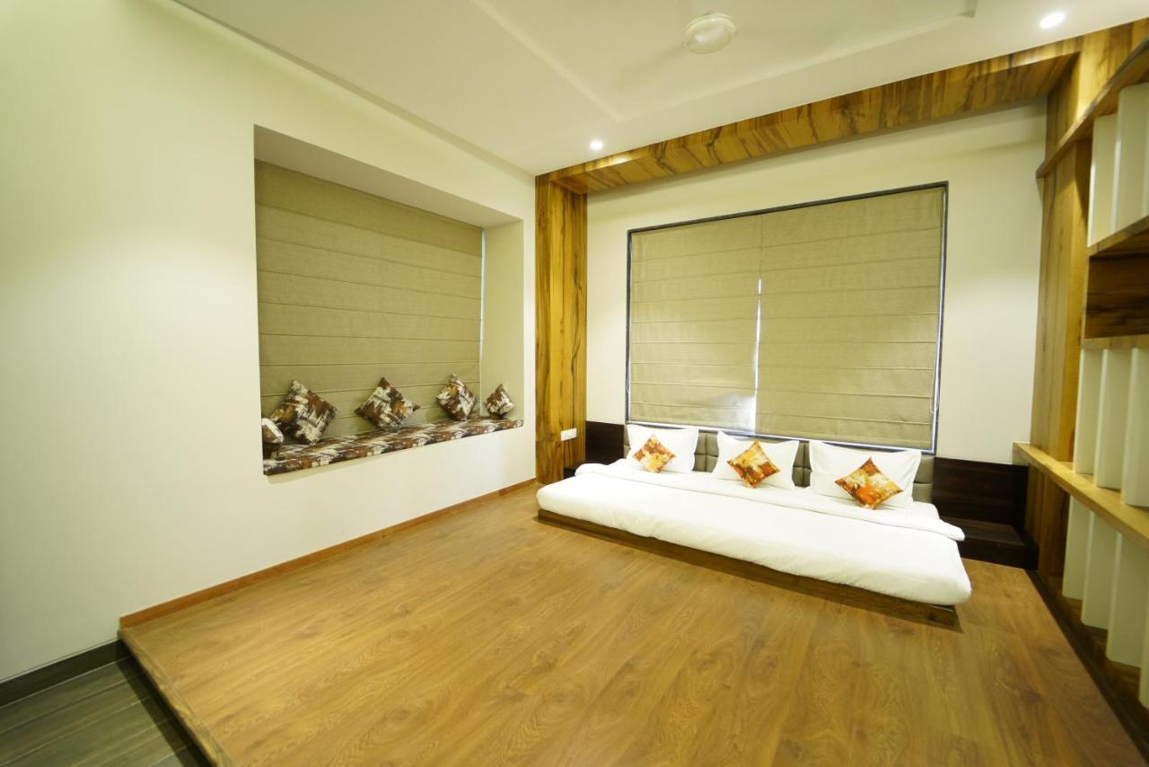 Hotel The Royal Inn Baramati Esterno foto