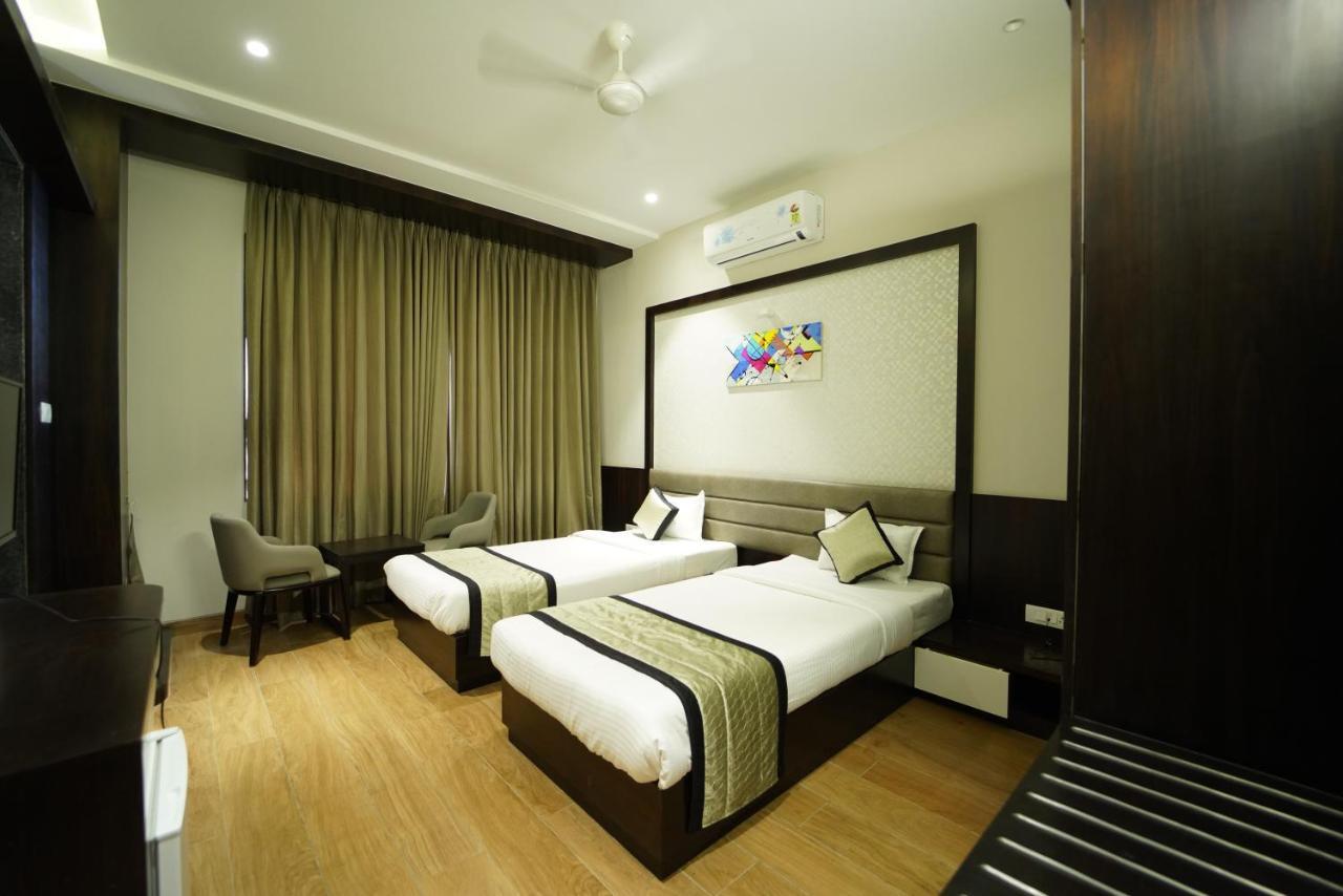 Hotel The Royal Inn Baramati Esterno foto