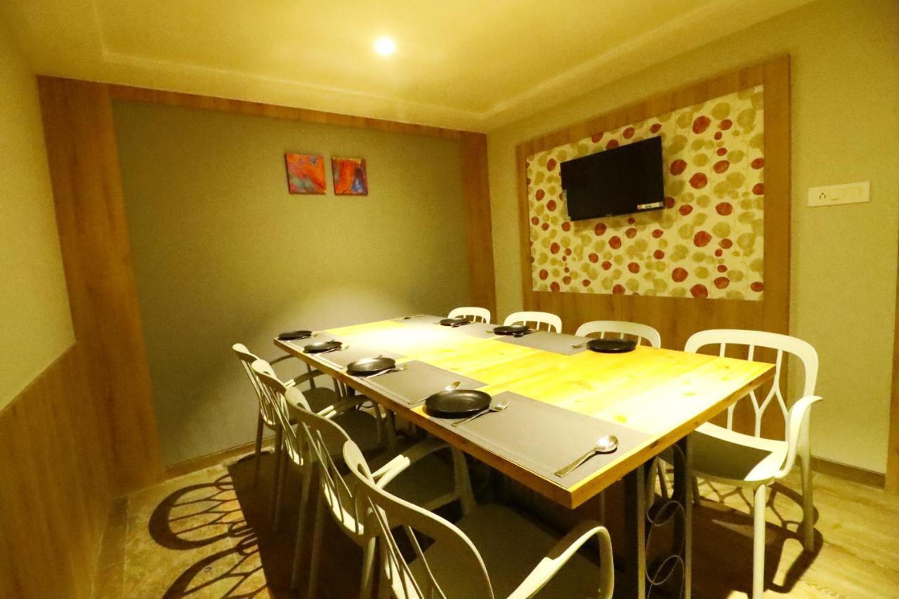 Hotel The Royal Inn Baramati Esterno foto