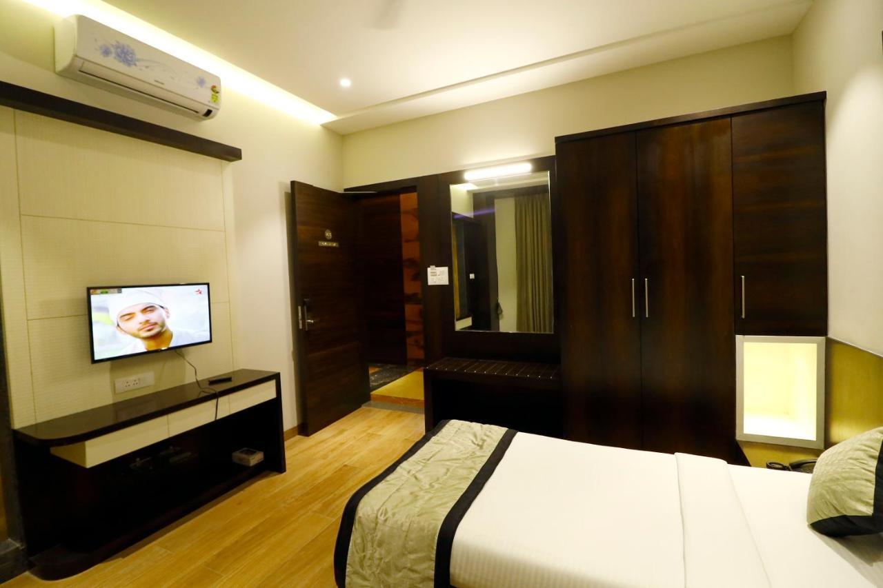Hotel The Royal Inn Baramati Esterno foto