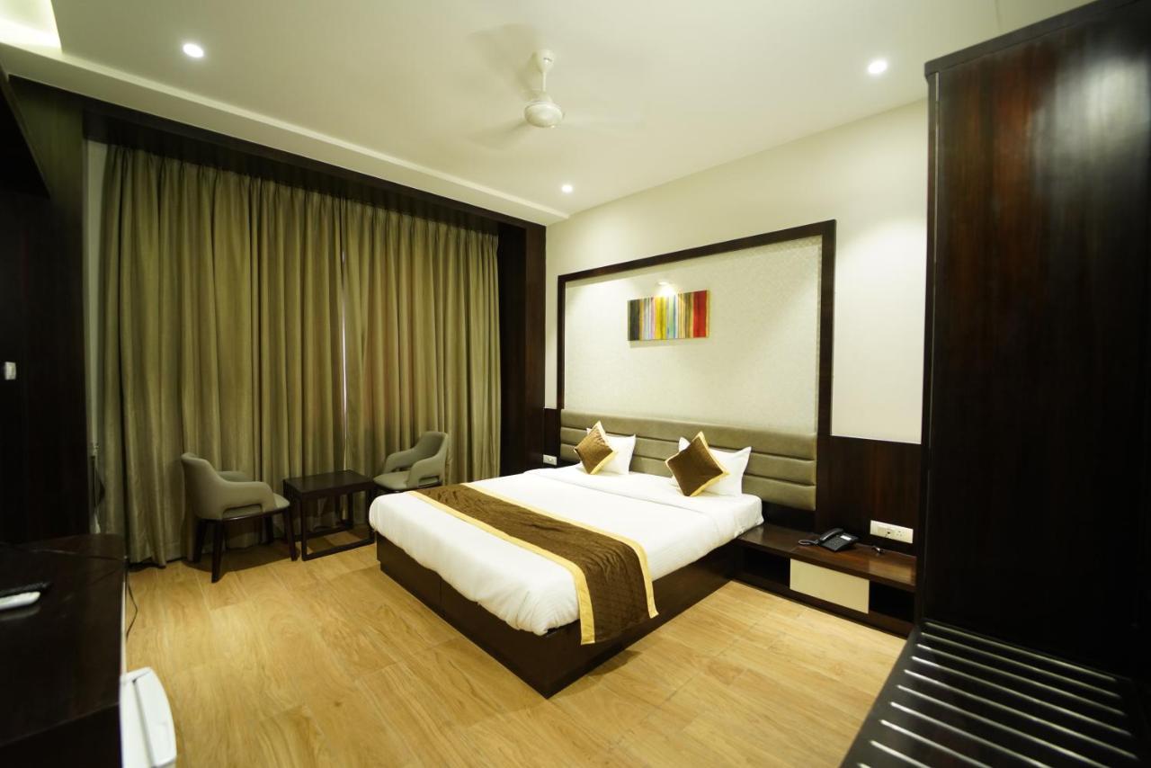 Hotel The Royal Inn Baramati Esterno foto