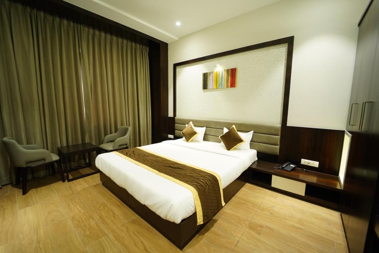 Hotel The Royal Inn Baramati Esterno foto