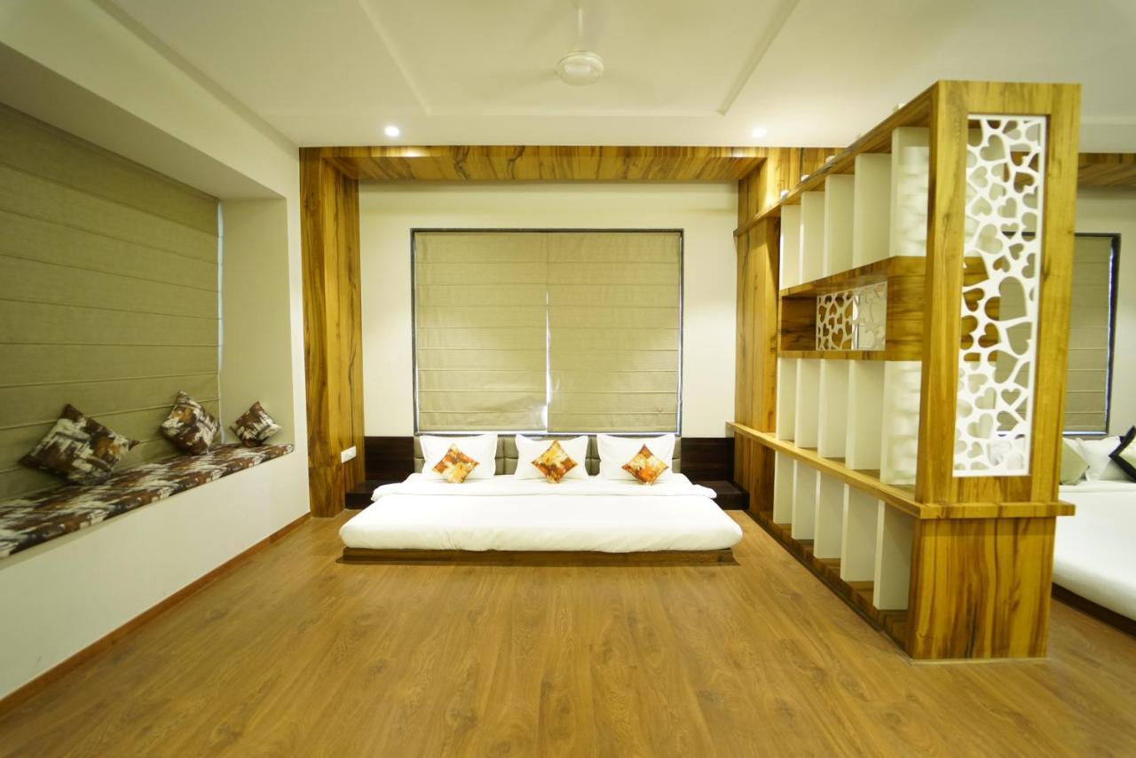 Hotel The Royal Inn Baramati Esterno foto