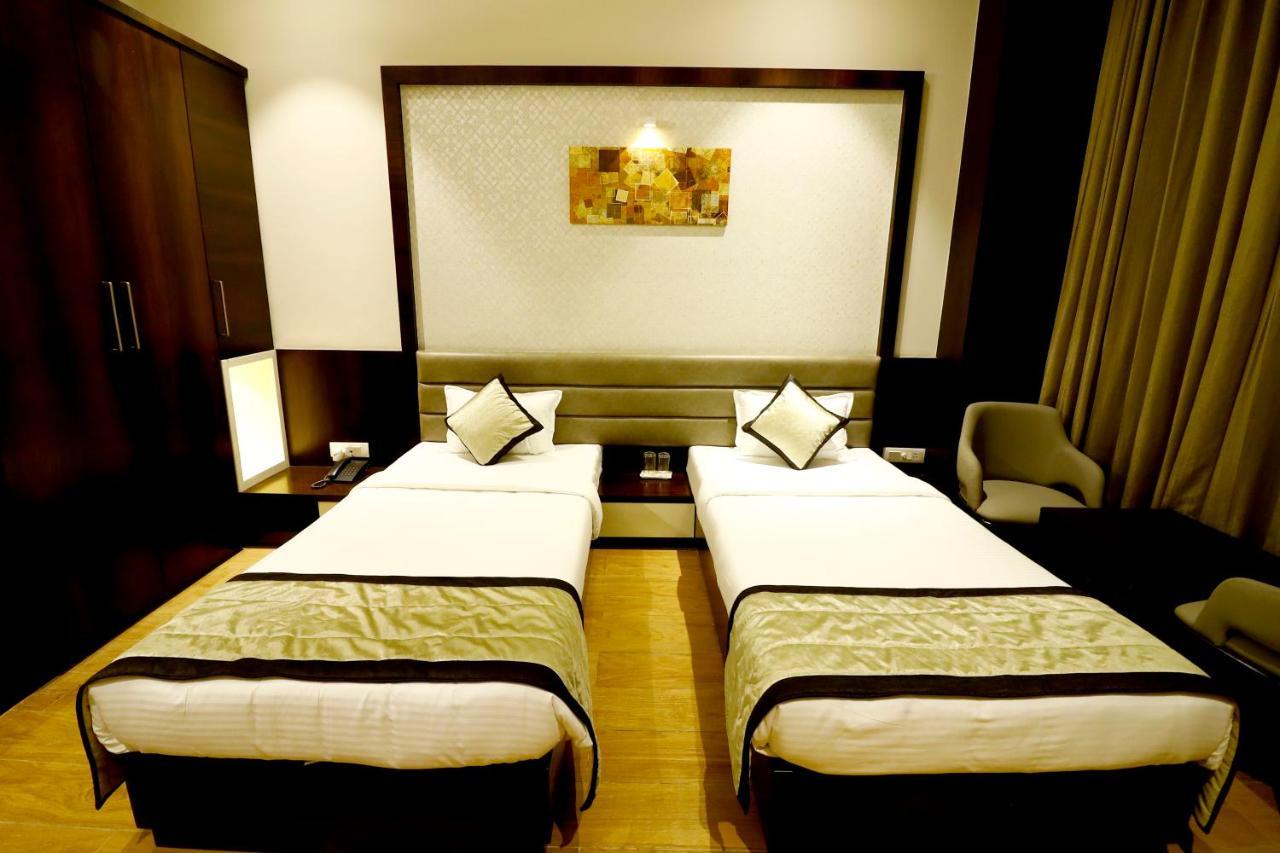 Hotel The Royal Inn Baramati Esterno foto