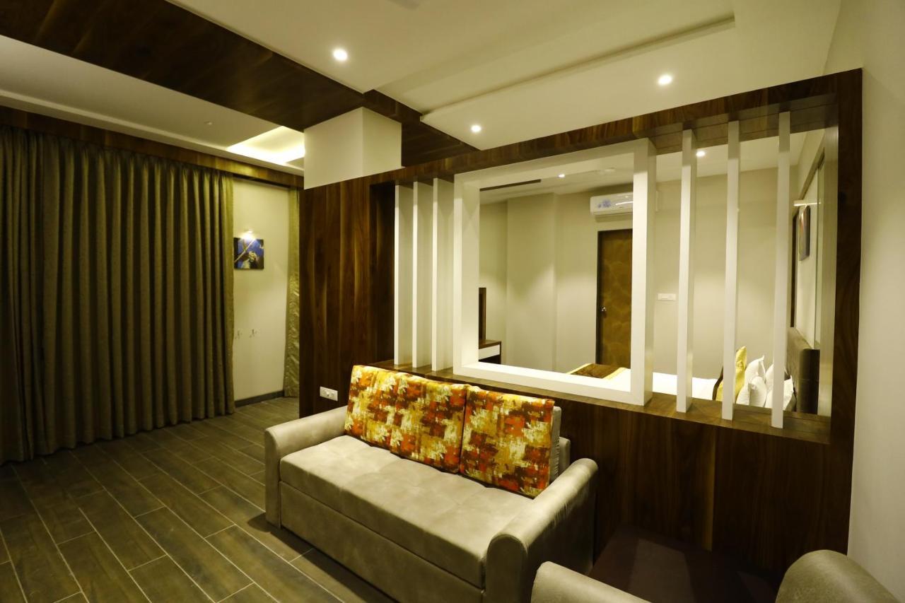 Hotel The Royal Inn Baramati Esterno foto