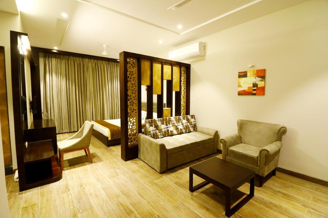 Hotel The Royal Inn Baramati Esterno foto