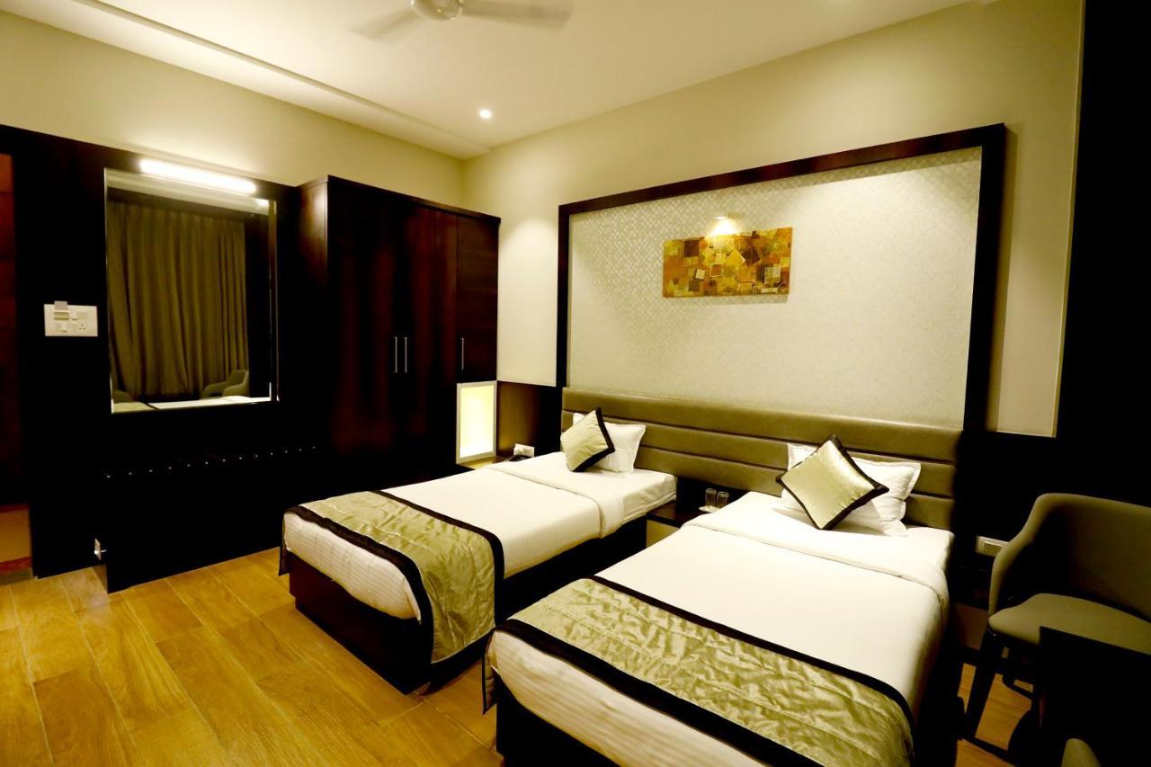 Hotel The Royal Inn Baramati Esterno foto