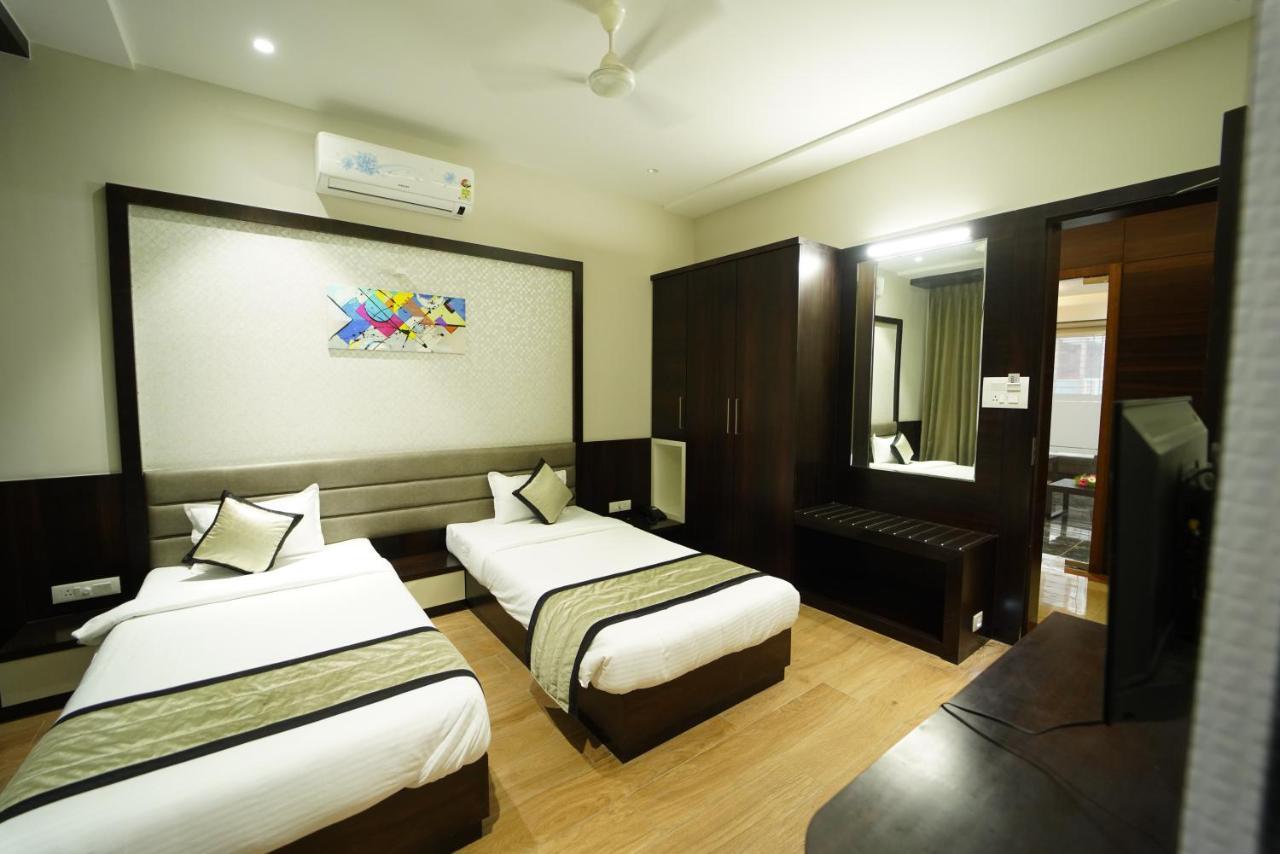 Hotel The Royal Inn Baramati Esterno foto