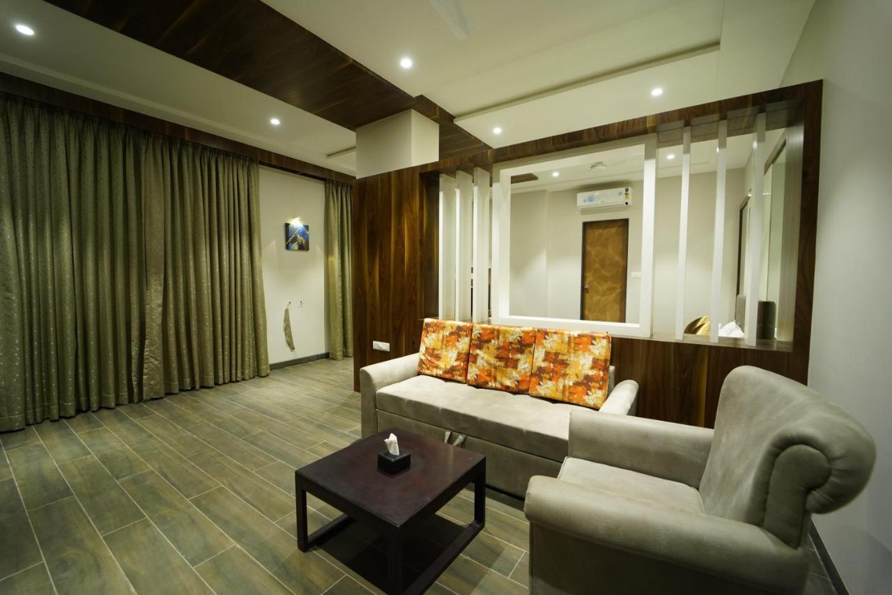 Hotel The Royal Inn Baramati Esterno foto