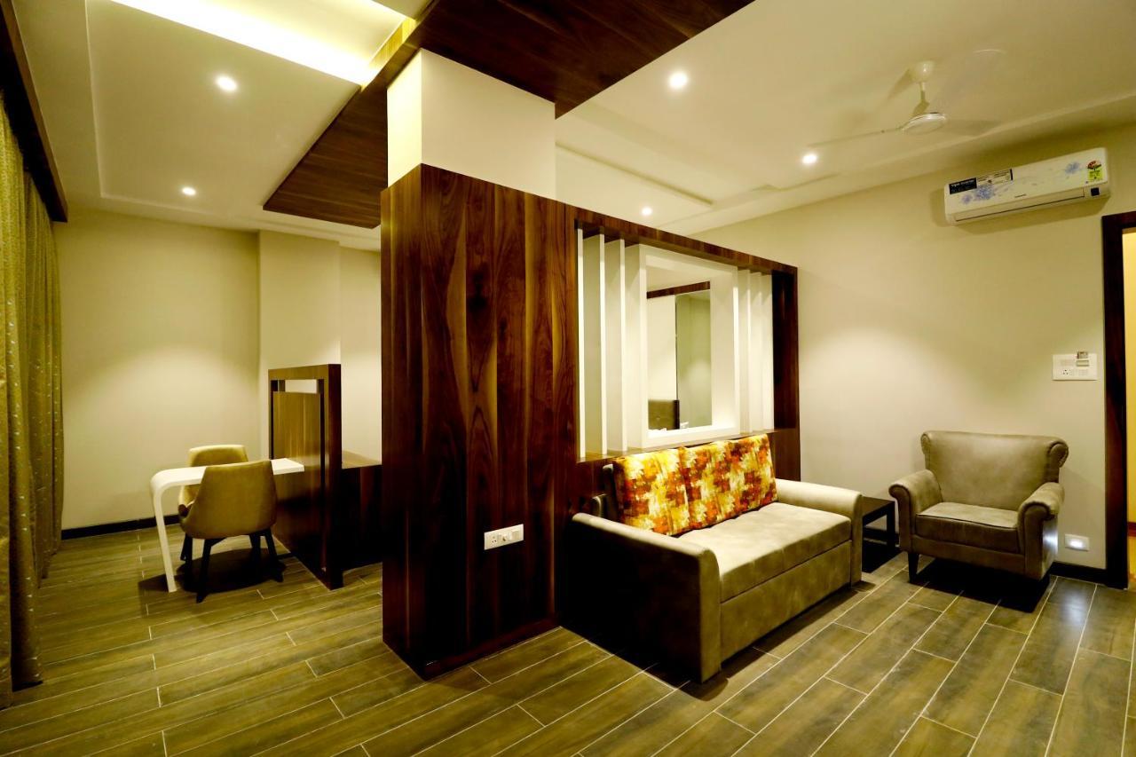 Hotel The Royal Inn Baramati Esterno foto